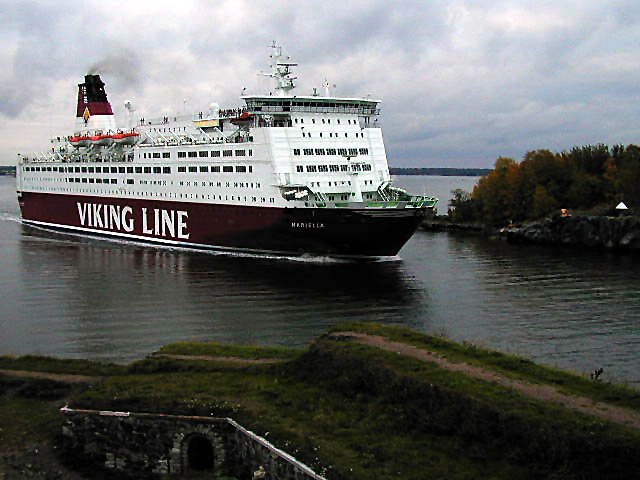 Fhre der Viking Line fhrt an der Insel Suomenlinna vorbei. 25. Sept. 1999 (Foto mit Digitalkamera eines Kollegen)