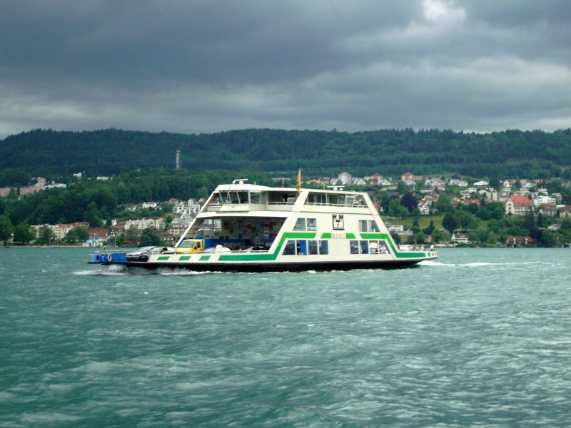 Fhrschiff  Burg  pflgt am 06.06.2008 bei Gewitterstimmung durch den Zrichsee.