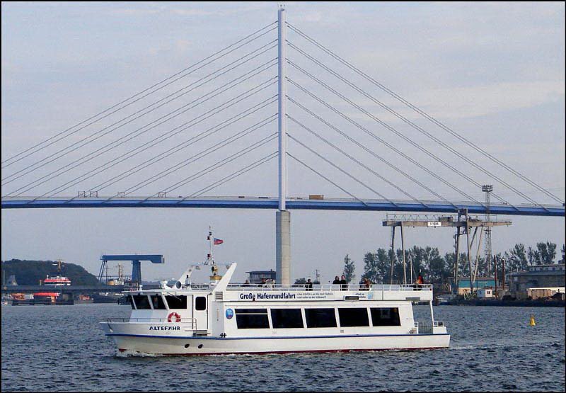 Fahrgastschiff  Altefhr  bei einer Hafenrundfahrt vor Stralsund. Im Hintergrund, die neue Sundquerung und die alte Ziegelgraben-Klappbrcke. (am 11.10.06)