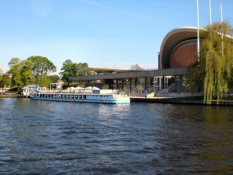 Fahrgastschiff an der Kongrehalle, heute Haus der Kulturen, 2007