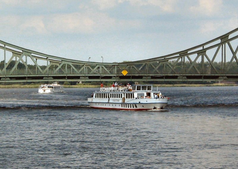 Fahrgastschiffe an der Glienicker Brcke, Sommer 2007