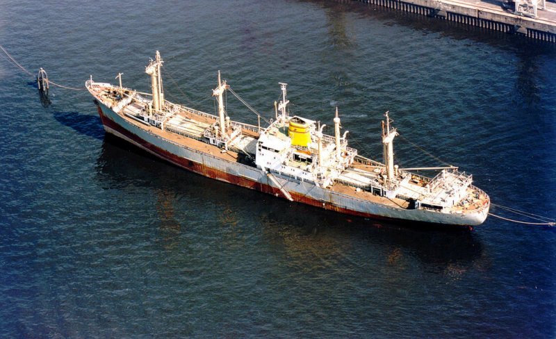 Frachter auf Reede - 1986 - wahrscheinlich Weser - Bremerhaven.