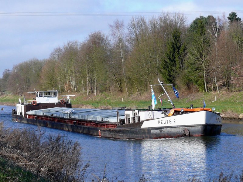 Frachtschiff  PEUTE 2  (80 x 8m), Hamburg; auf dem Elbe-Lbeck-Kanal in Richtung Lauenburg, 01.04.2009
