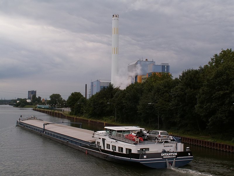Das Frachtschiff Intantum tuckert in Richtung Oberhausen. Im Hintergrund sind