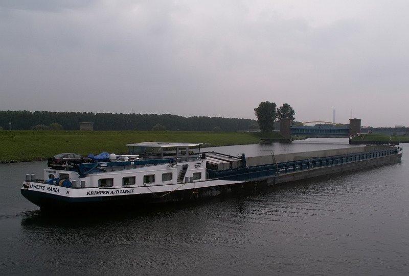 Die Annette Maria f�hrt aus dem Rhein-Herne Kanal in Richtung