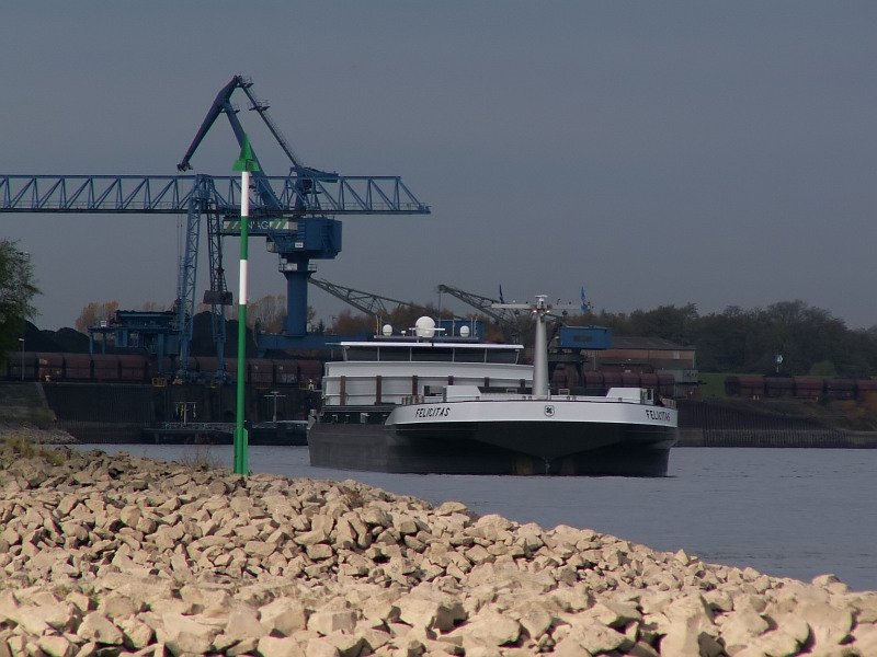 Die Felicitas liegt vor dem hafen Orsoy auf Reede. Das