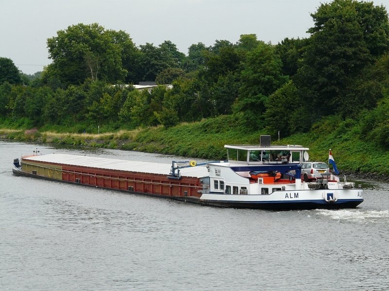 Das Schiff Alm passiert die Einfahrt in den Rhein-Herne-Kanal. Das