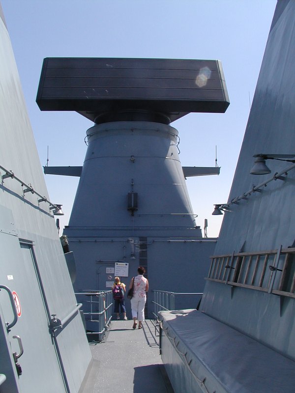Das Luftraum�berwachungsradar SMART-L der Fregatte F 219 Sachsen ist
ein Radar