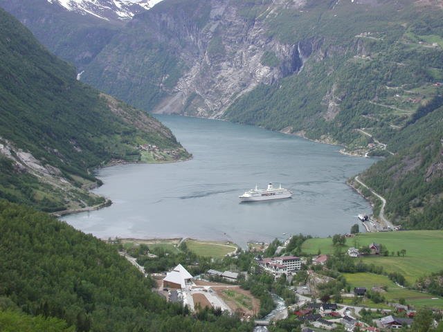 Fr das Foto Nr. 999 will ich ein besonderes Foto auswhlen. Es zeigt das  Traumschiff  - die M/S  Deutschland  im Geirangerfjorden; 29.05.2002