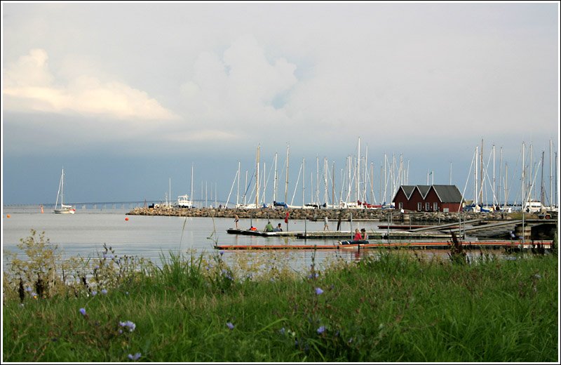 Gewitterstimmung am resund mit dem Jachthafen von Dragr. Die Pylone der resundbrcke sind kaum von den Masten der Boote zu unterscheiden. 26.8.2006 (Matthias)