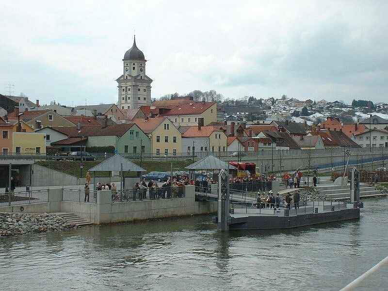 Groer Empfang der MS  Royal Lindavia  mit Musik und Freibier im Mrz 2004 in Vilshofen, es war die Jungfernfahrt der MS Royal Lindavia auf der Donau. Deutschland