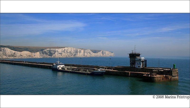 Hafen von Dover (Kent/UK)der  Eastern Arm . Neben der Dover Port Control hat der Tanker  Coralwater  angelegt. 