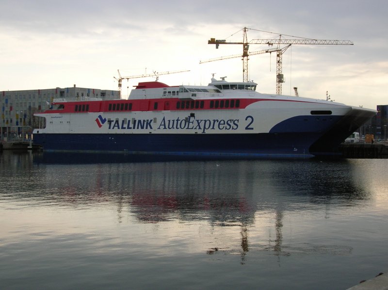 HSC AUTOEXPRESS 2 der Reederei TALLINK im Hafen von Tallinn. Es handelt sich hierbei um die ehemalige HSC BOOMERANG (UNITY-LINE, Swinemnde <--> Ystad), Schwesterschiff war die ehemalige HSC Delphin (TT-Line, Rostock <--> Trelleborg). Tallinn 2006