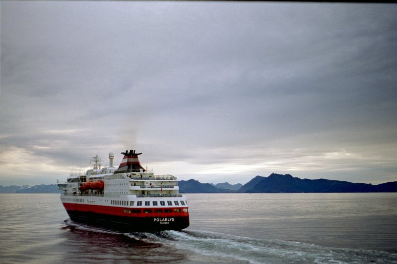 Hurtigrute MS Polarlys, sdgehend in der Nhe der Lofoten, 2005, 