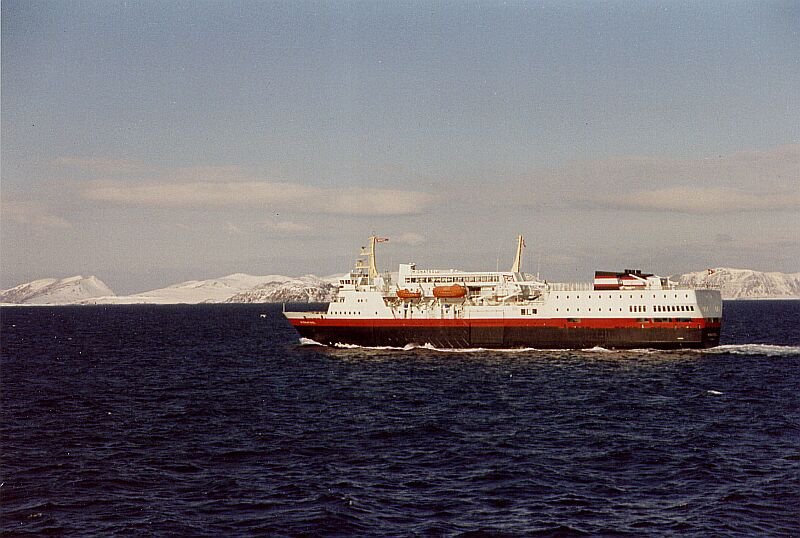 Alte MS Midnatsol am 01.05.1995 s�dw�rts zwischen Hav�ysund und Hammerfest