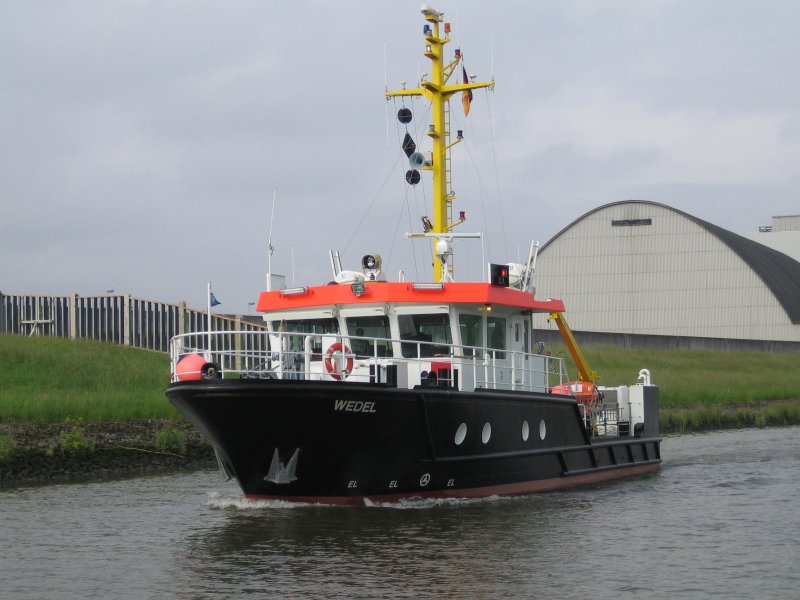 Im Mai diesen Jahres getauftes und in Dienst gestelltes  Peilschiff  WEDEL  des Auenbezirks Wedel des Wasser- und Schifffahrtsamtes Hamburg. Lnge 23,90 m, Breite 5,70 m, Tiefgang 1,60 m, Antrieb MAN D2876 LXE 403 mit 331 kW, max. Geschwindigkeit 12,2 kn . 