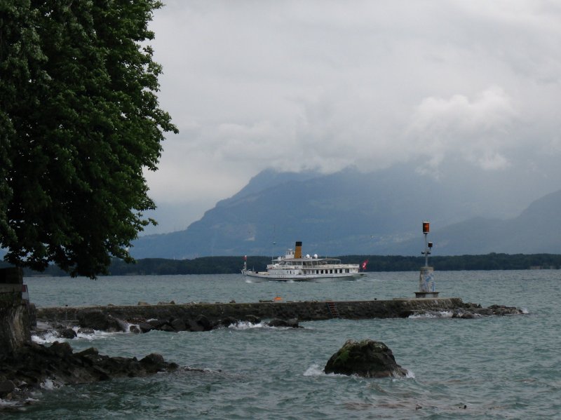 Im Sommerfahrplan hat die Rundfahrt Vevey-Montreux-Villeneuve-Bouvret- Vevey ein Dampfschiff bernommen. Allerdings hlt sich das Wetter nicht an den Fahrplan.
(29.05.2007) 