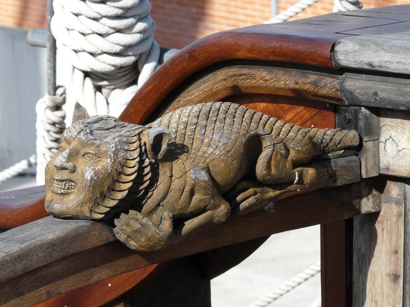 In Genua liegt der Nachbau einer Galeone mit Namen  Neptuno  und natrlich haben wir diese auch besichtigt. Hier ein Blick auf eine der zahlreichen Verzierungen in Form von geschnitzten Holzfiguren.