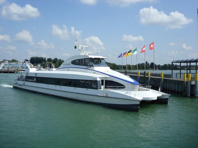 Katamaran  Ferdinand ,
im Hafen von Friedrichshafen/Bodensee,
seit Juli 2005 fahren drei dieser Leichtbauschiffe(Alu)im Liniendienst Friedrichshafen-Konstanz(45min),
gebaut von der Bodan-Werft in Kressbronn/Bodensee,
L34m , B7,60m , Tiefg.1,40m , bis 182Pers., max.40Kmh mit 2Dieselmotoren,
Aug.2008
