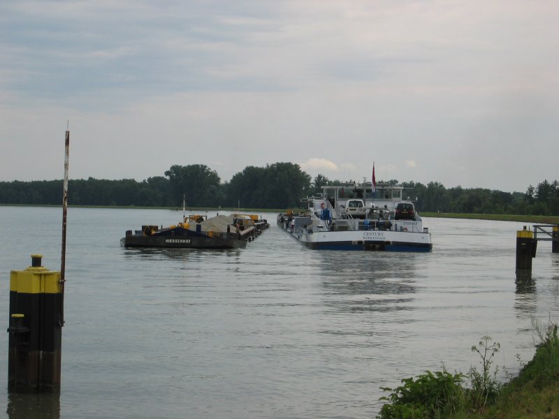 Koppelverband MS Century koppelt fr die Talfahrt 2 weitere beladene Leichter auf der Backbord-Seite an , Rhein oberhalb von Iffezheim im Juli 07.  