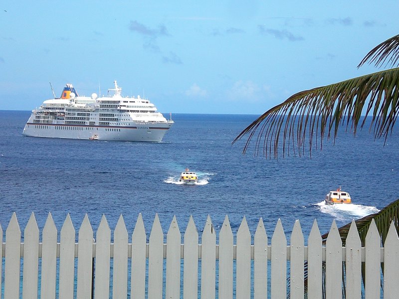MS Europa vor Niue in der S�dsee. Die Tenderboote bringen