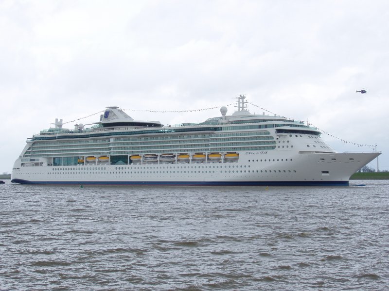 Jewel of the Seas auf der Ems�berf�hrung am Emssperrwerk 2004