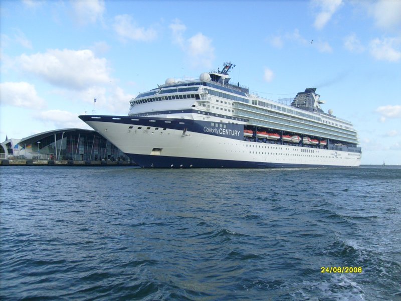 Kreuzfahrtschiff  Celebrity Century  fest am Kreuzfahrtterminal in Warnemnde