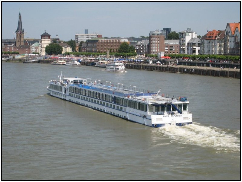 Kreuzfahrtschiff  River Explorer  fhrt am 15.07.2007 rheinabwrts vor der Dsseldorfer Rheinpromenade. Die Aufnahme erfolgte von der Rheinkniebrcke aus.