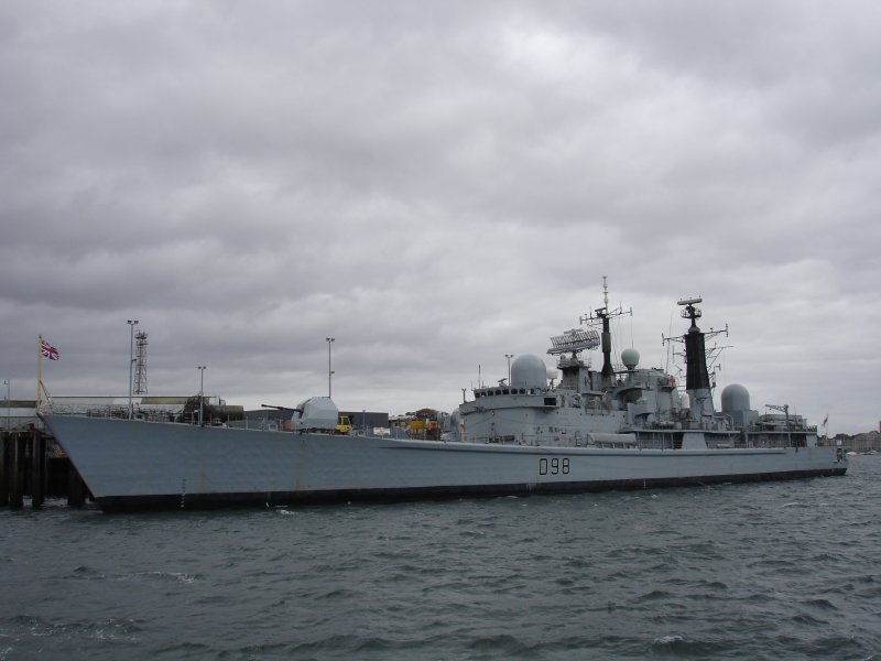 Kriegsschiff D98 im Militrhafen von Plymouth; 3.10.09
