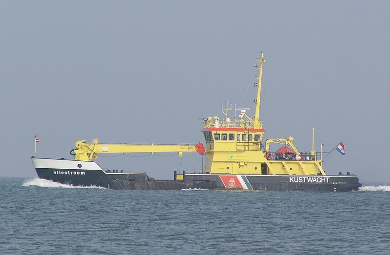 Das K�stenwachtschiff Vliestroom kreuzt hier vor Renesse. Das Foto stammt