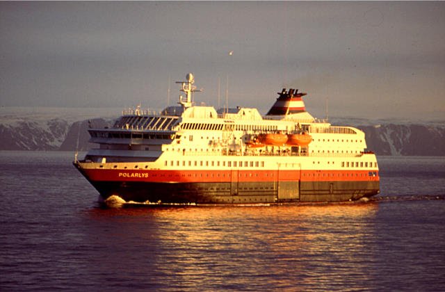 Kurz nach Mitternacht des 04. Juni 1998 begegnen sich auf der Barantsee die nordgehende M/S  Polarlys  und die sdgehende M/S  Kong Harald . Das Bild entstand an Bord der Sdgehenden.