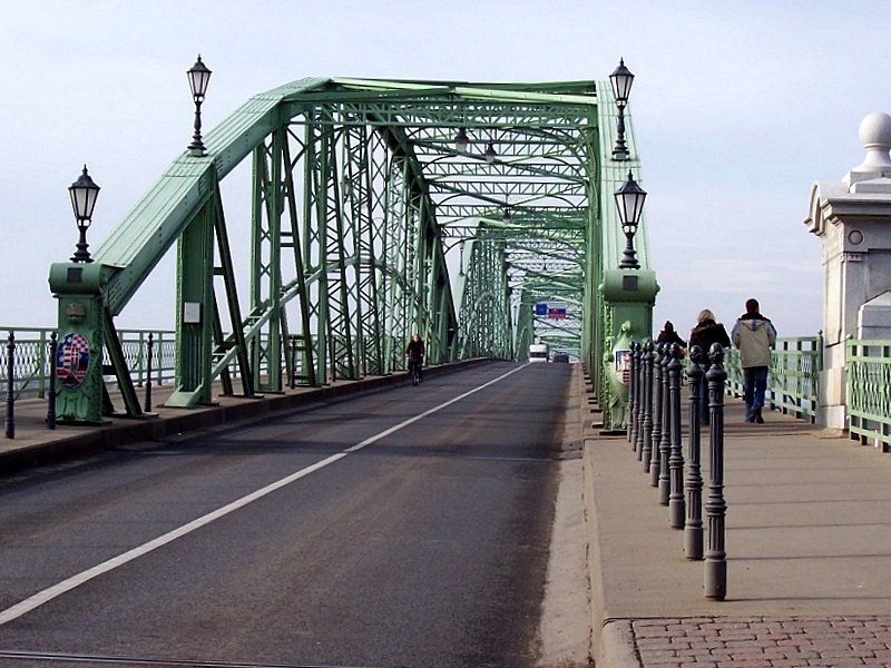 Maria-Valeria-Brcke am 18.01.2007 zwischen Esztergom / Ungarn und Sturovo / Slowakei ber die Donau, aufgenommen auf der ungarischen Seite. Die Grenze ist in der Mitte der Brcke markiert, die Grenzabfertigung ist auf der slowakischen Seite.