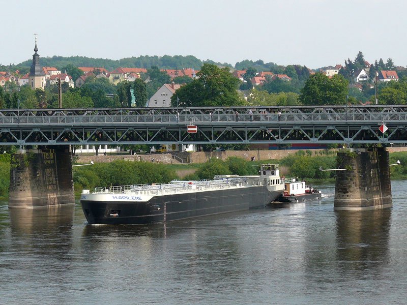 MARILENE (02332484), für die obere Elbe ein ziemlich großer Pott, kommt elbabwärts geschoben vom CSPL Schubboot VERA 1 (09548024); Meissen, 09.05.2009
