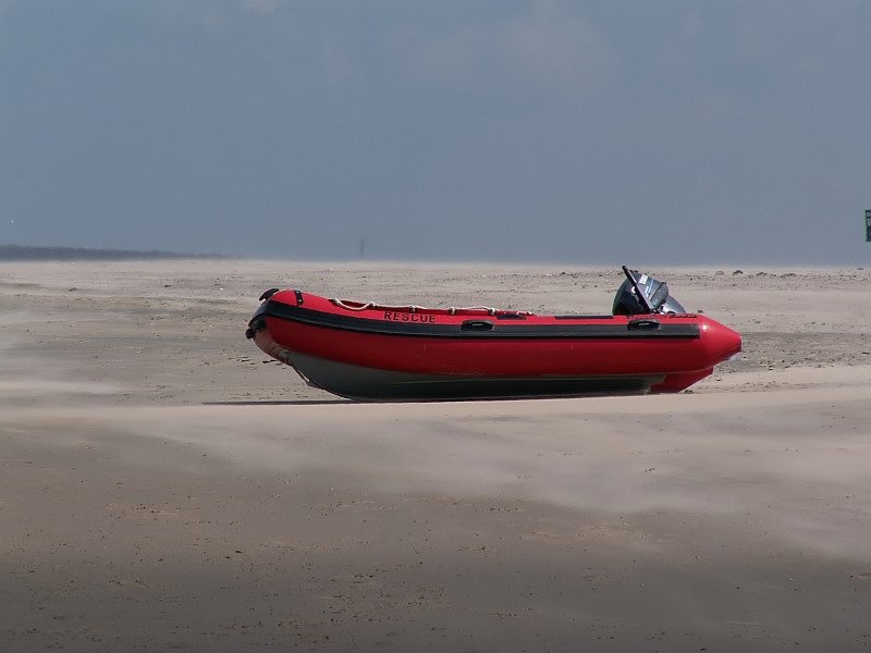 Ein Rettungsschlauchboot der niederl. Rettungswacht liegt abfahrbereit am Strand von