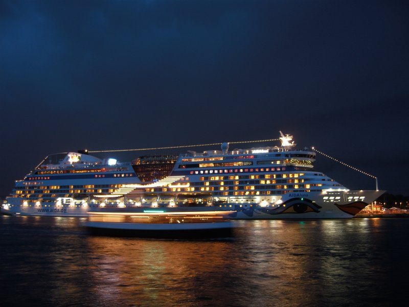 Mehrere Ausflugsschiffe kreuzen im Hafen hin und her und werden die MS Aida luna bei ihrer Ausfahrt spter begleiten
08.Mai 2009