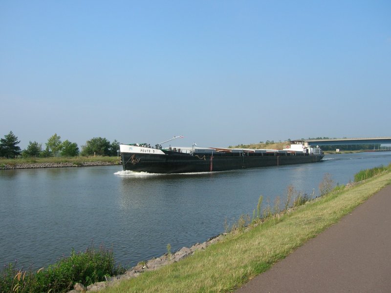 Das Frachtmotorschiff PEUTE 5 aus Hamburg auf dem Mittellandkanal bei
