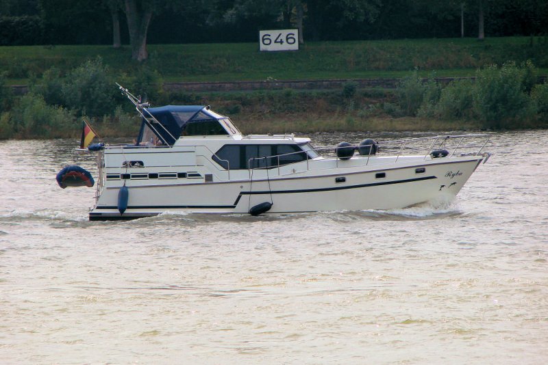 Motorboot  Ryba  auf dem Rhein in der Nhe von Linz - August 2007.