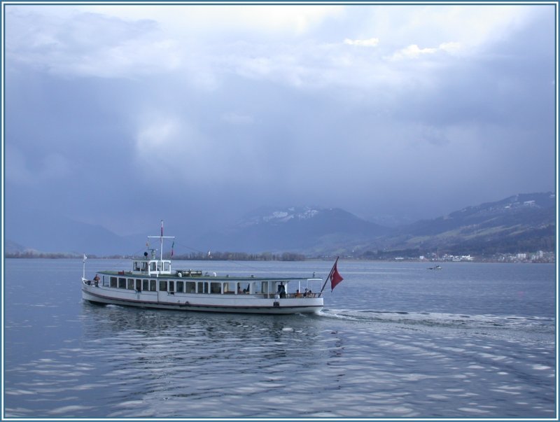 Motorschiff Etzel whrend eines Frhlingsgewitters, das von den noch verschneiten Bergen am Obersee niedergeht. (02.04.2006)