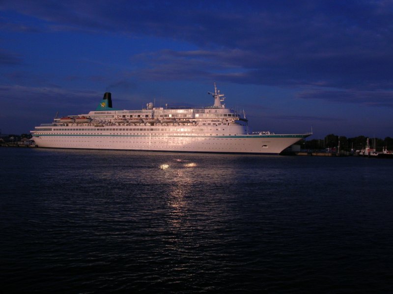 MS Albatros (ex M/S Royal Viking Sea) am frhen Morgen des 16.09.2006 (06.30 Uhr) in Rostock Warnemnde.