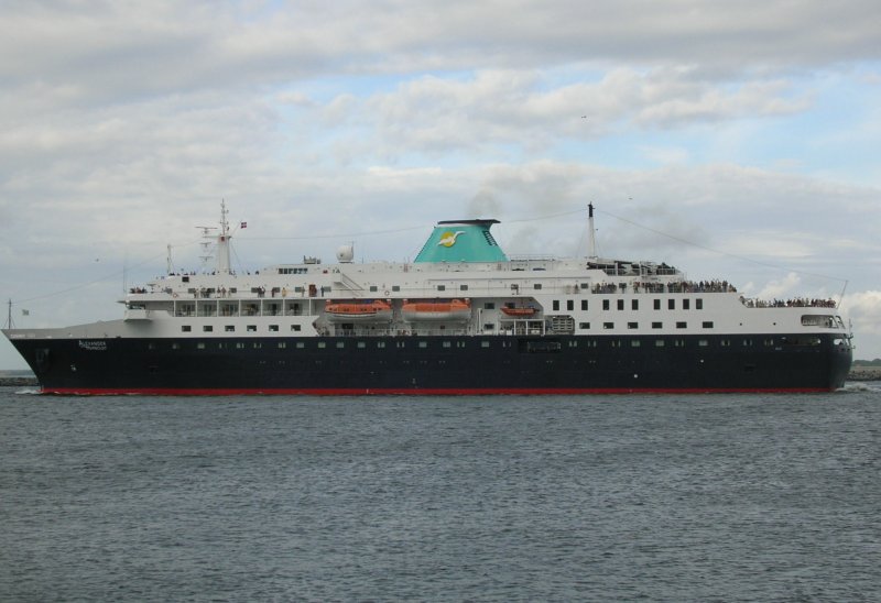 MS Alexander von Humboldt (ex Minerva) der Reederei PHOENIX beim Auslaufen in Warnemnde (Sommer 2005)