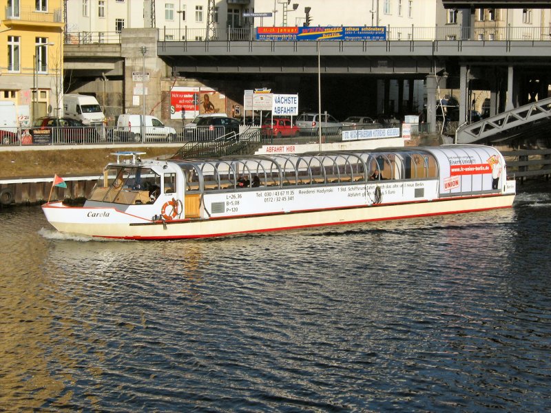 MS Carola ist auch im Januar auf der Spree unterwegs, hier beim Bahnhof Friedrichstrasse am 10. Januar 2008
