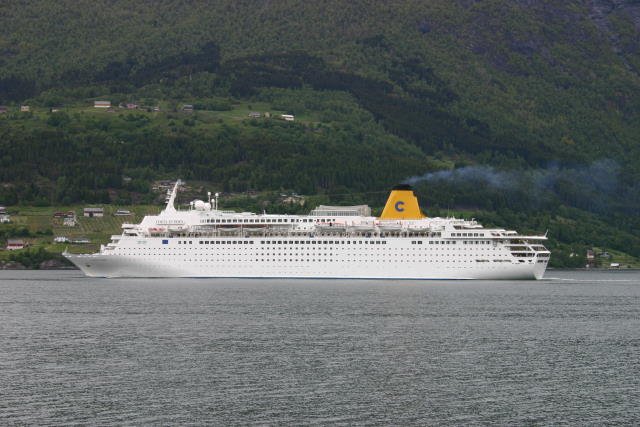 M/S  Costal Europa  beim Verlassen der Kreuzfahrtanleger von Olden im Nordfjord; 07.06.2005