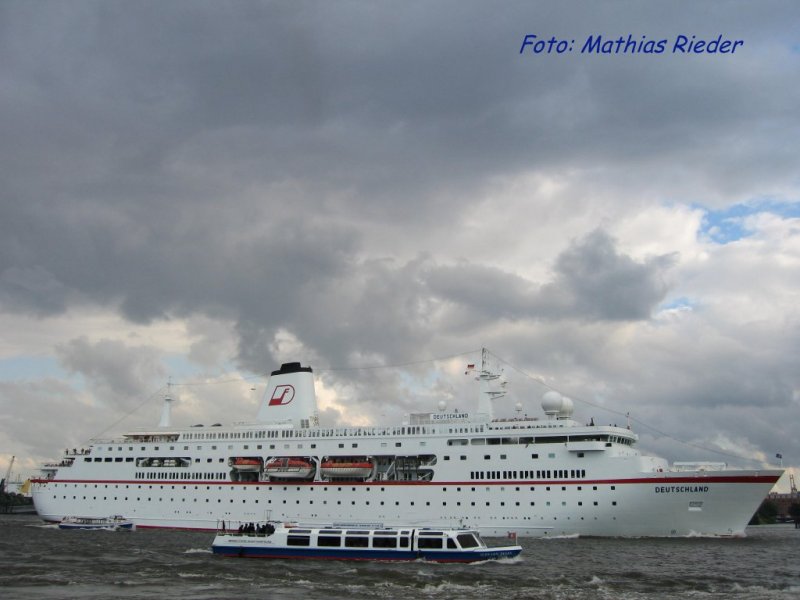 MS Deutschland beim Auslaufen des Hamburger Hafen`s 04.08.08 verliess dieses Kreuzfahrt Schiff den  Heimathafen 