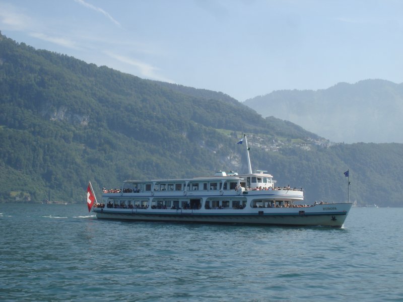 MS Europa pflgt am 5.08.2007 durch die Wellen des Vierwaldstttersees.