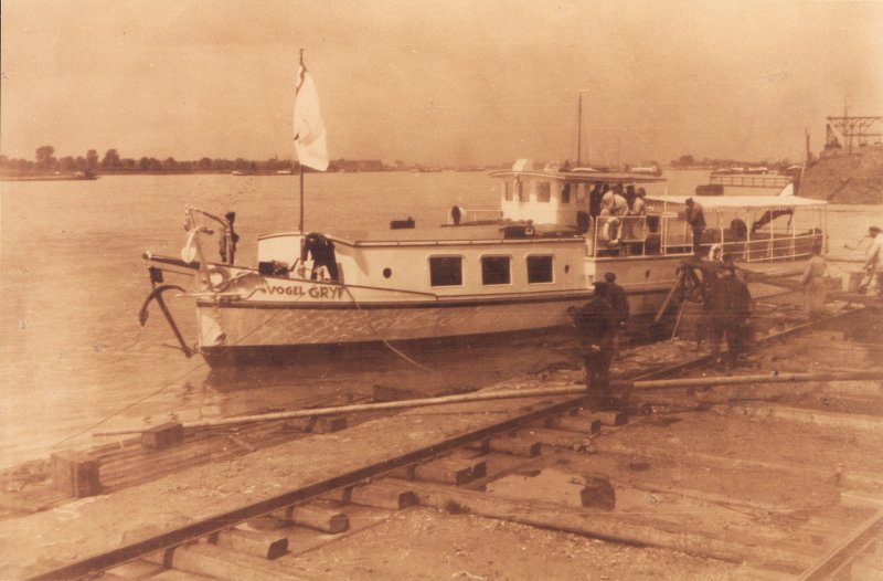  MS Froschknig  im Jahre 1926 als Neubau (Werft GHH in Walsum) unter dem Namen  Vogel Gryf 