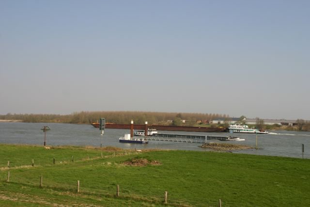 M/S  Herkules IV  schiebt einen Schubverband ber die Grenze in die Niederlande; 01.04.2007