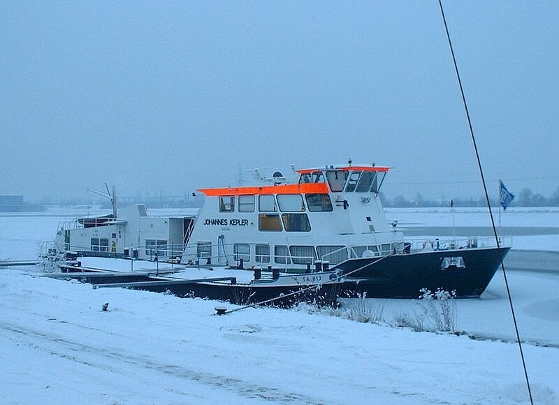 MS  Johannes Kepler  (Eisbrecher?, Schlepper?) im Januar 2002 bei der Schleuse Straubing (Oberwasser). In der Nacht war das Kreuzfahrschiff MS  Viking Danube  im gestauten Oberwasser zweimal im Eis steckengeblieben und zurck zur Schleuse gefahren, hier wurden wir von Bussen abgeholt. Deutschland