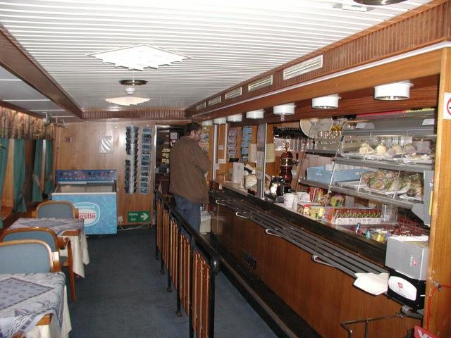 M/S  Lofoten  - Cafeteria auf dem Salondeck; 03.02.2003, sdgehend