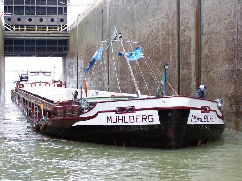 MS  Mhlberg  in der kleinen Kammer der Schleuse Vogelgrn am 14.04.2006. Unter dem Schiffsnamen befindet sich noch die alte DDR-Registriernummer MS 5-388 B.