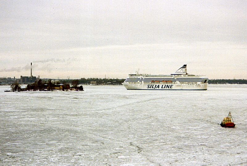 MS  Silja Serenade  im Mrz 1993 von Stockholm kommend bahnt sich kurz vor Helsinki seinen Weg durch das Packeis, die Geschwindigkeit kann nicht hoch sein, man sieht keine Bugwelle. Der Kleine rechts fhrt kreuz und quer und zerkleinert das Eis etwas.